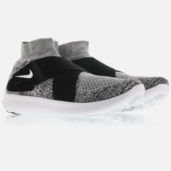 NWOT Nike RN Motion FLYKNIT Black and White Knit Sneakers 5.5 - Picture 1 of 15